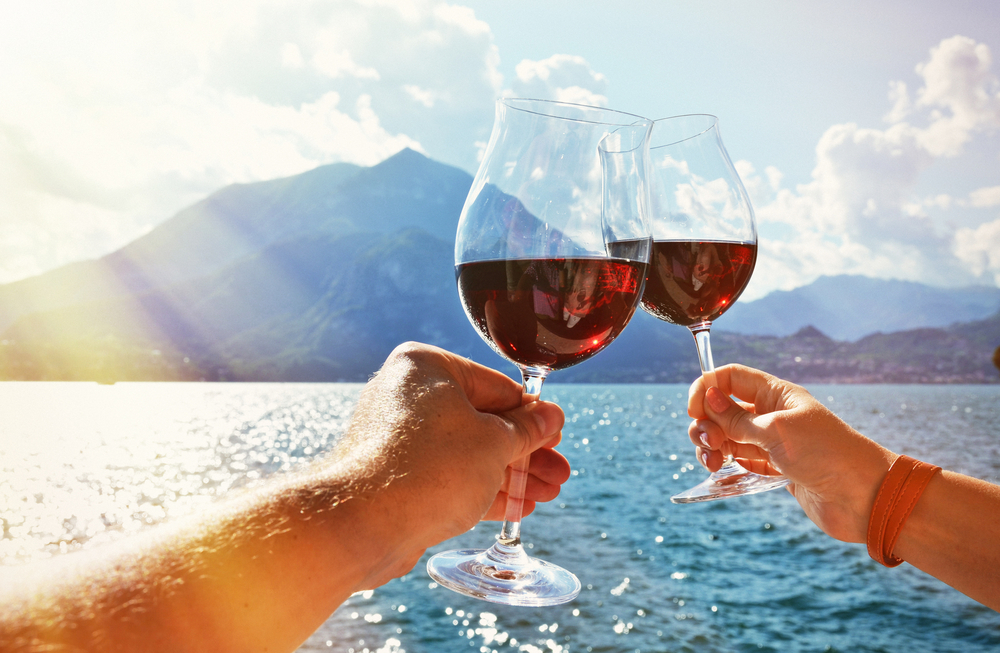 Drinking-Red-Wine-in-the-Summer-vino-rosso-destate